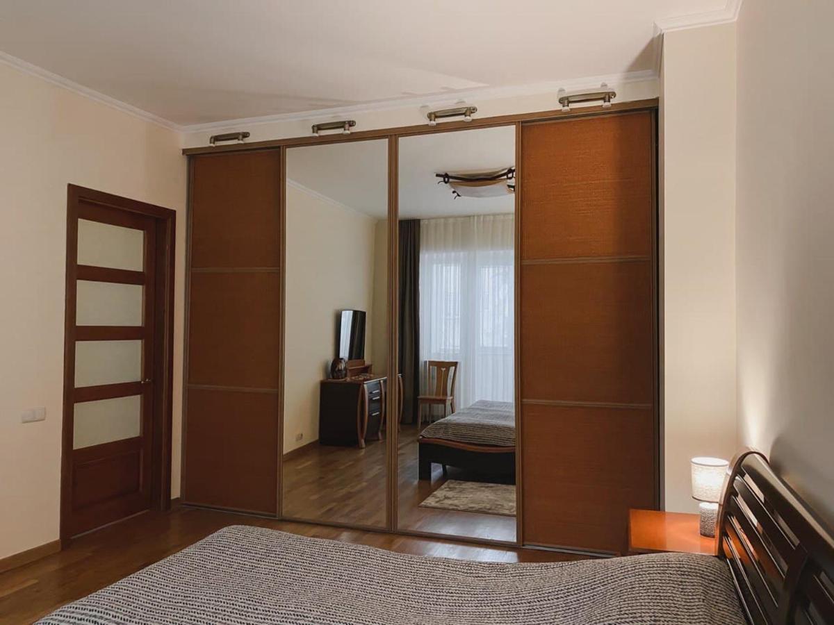 Family Apartment Near The University تشيرنيفتسي المظهر الخارجي الصورة