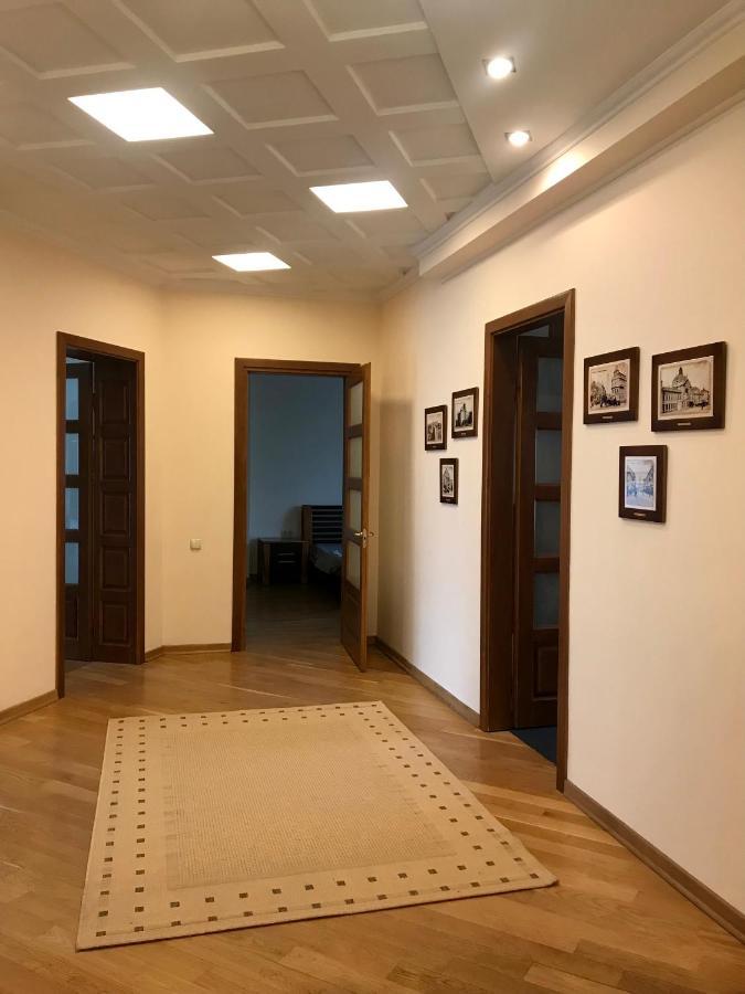 Family Apartment Near The University تشيرنيفتسي المظهر الخارجي الصورة