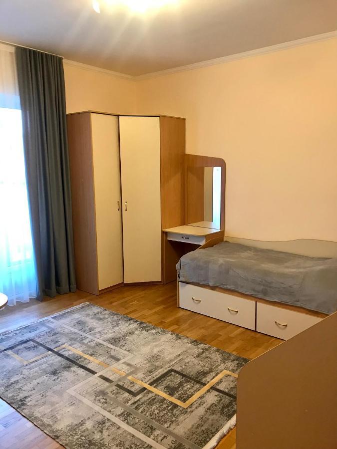 Family Apartment Near The University تشيرنيفتسي المظهر الخارجي الصورة