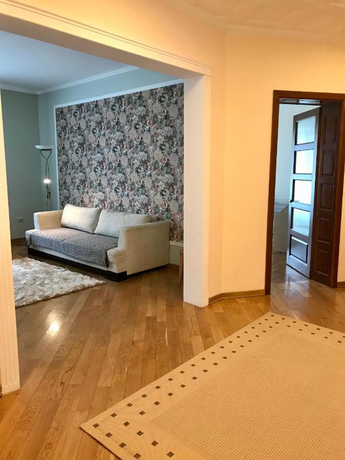 Family Apartment Near The University تشيرنيفتسي المظهر الخارجي الصورة